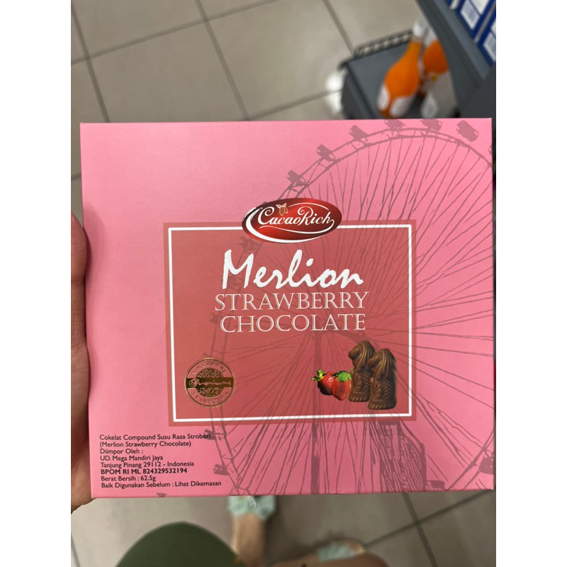 

CemilanBintan ( CacaoRich Merlion Strawberry 62Gram box)