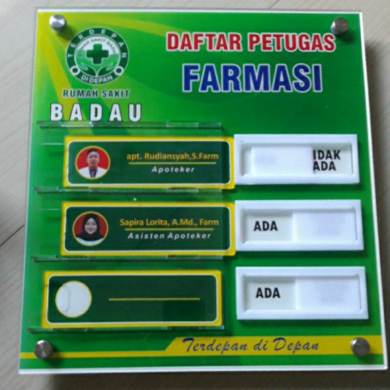 

Akrilik papan pemberi layanan 3 slot nama petugas