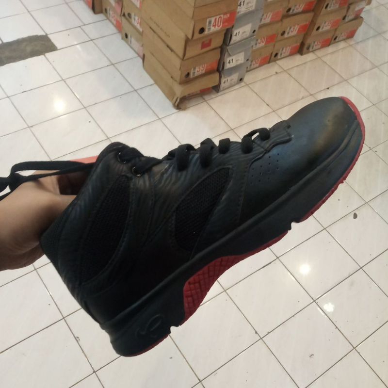 Piero Sepatu Basket Commander Black Red
