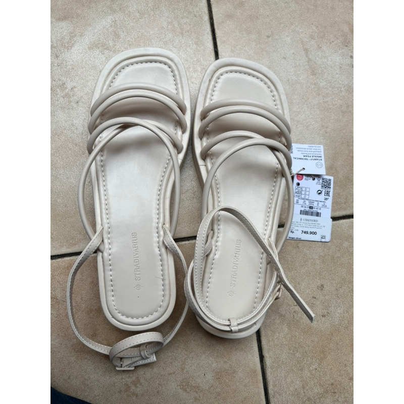 Stradivarius sendal, size 38