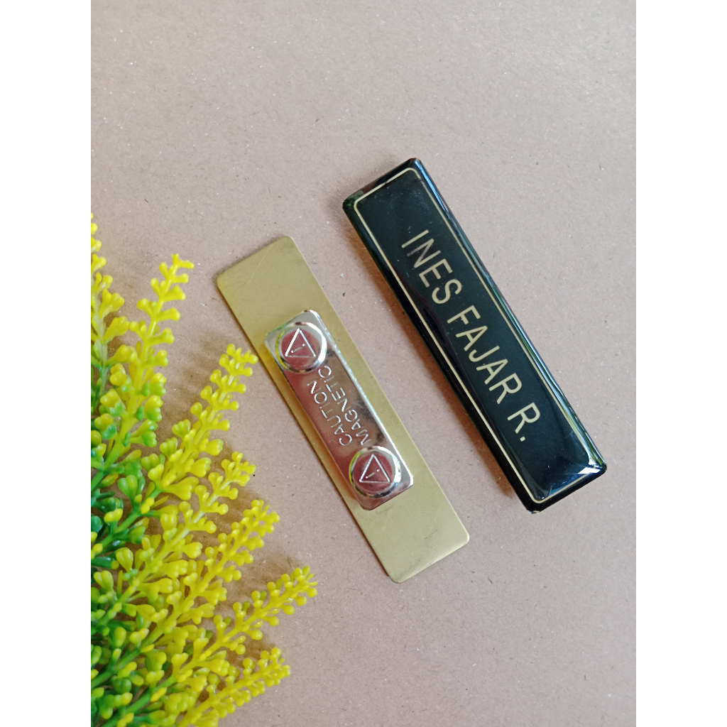 

name tag plat kuningan magnet custom