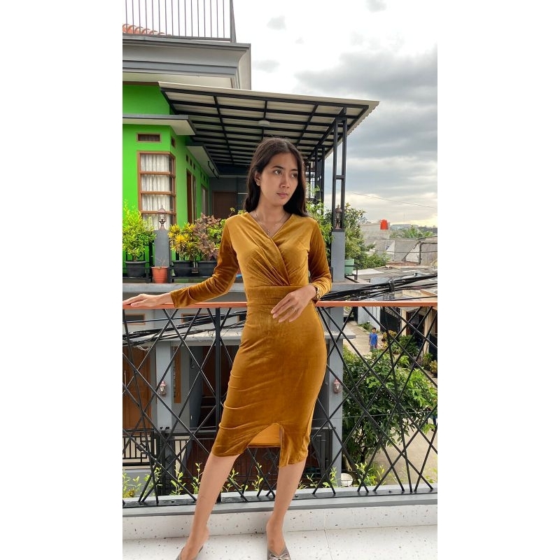 AEERA 924 midi dress bludru bodycon