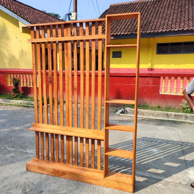 PENYEKAT RUANGAN TAMU MINIMALIS TEMPEL DINDING