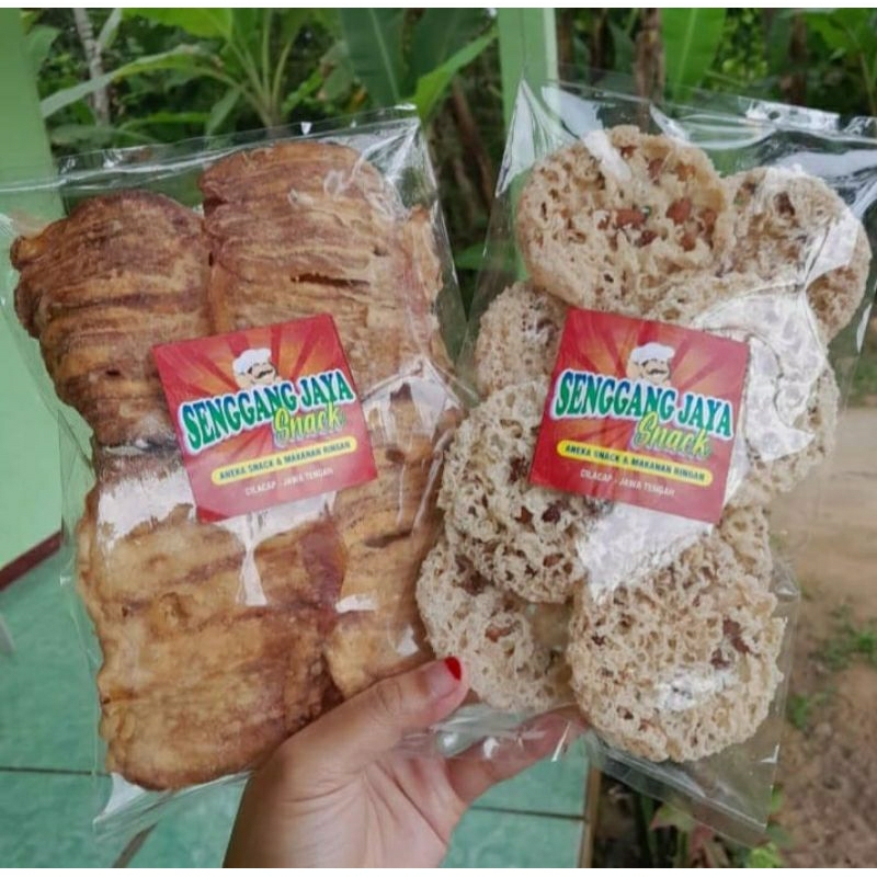 

sale pisang dan peyek kacang khas cilacap