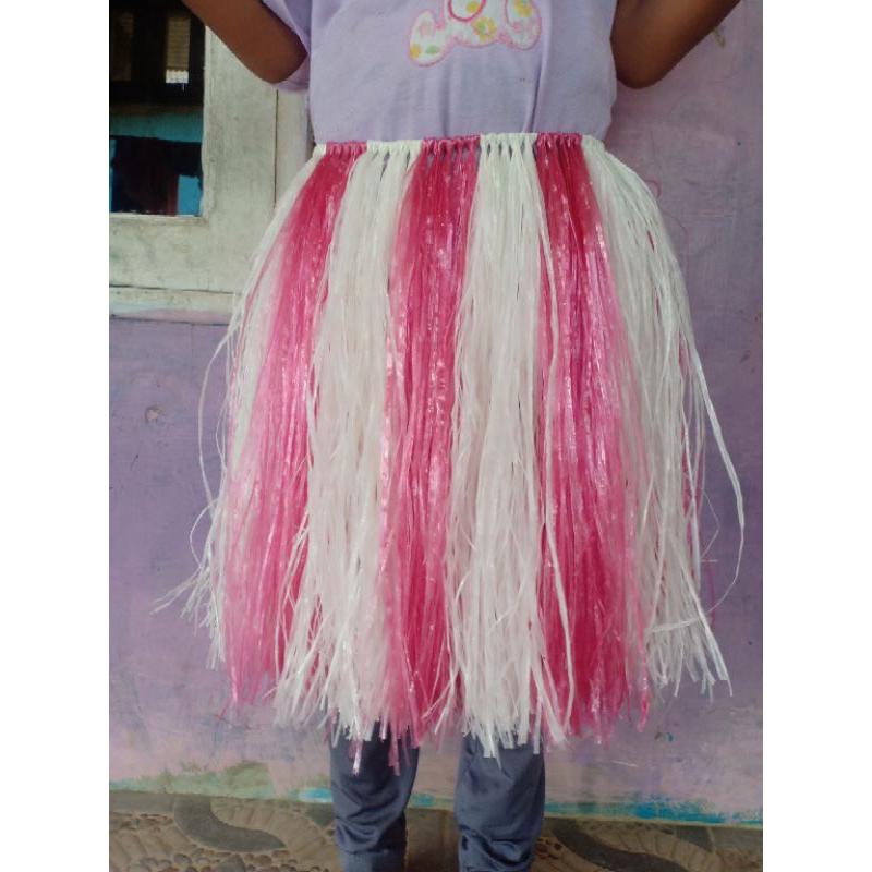 Rok rumbai tali Rapia warna merah putih cocok untuk acara Agustusan