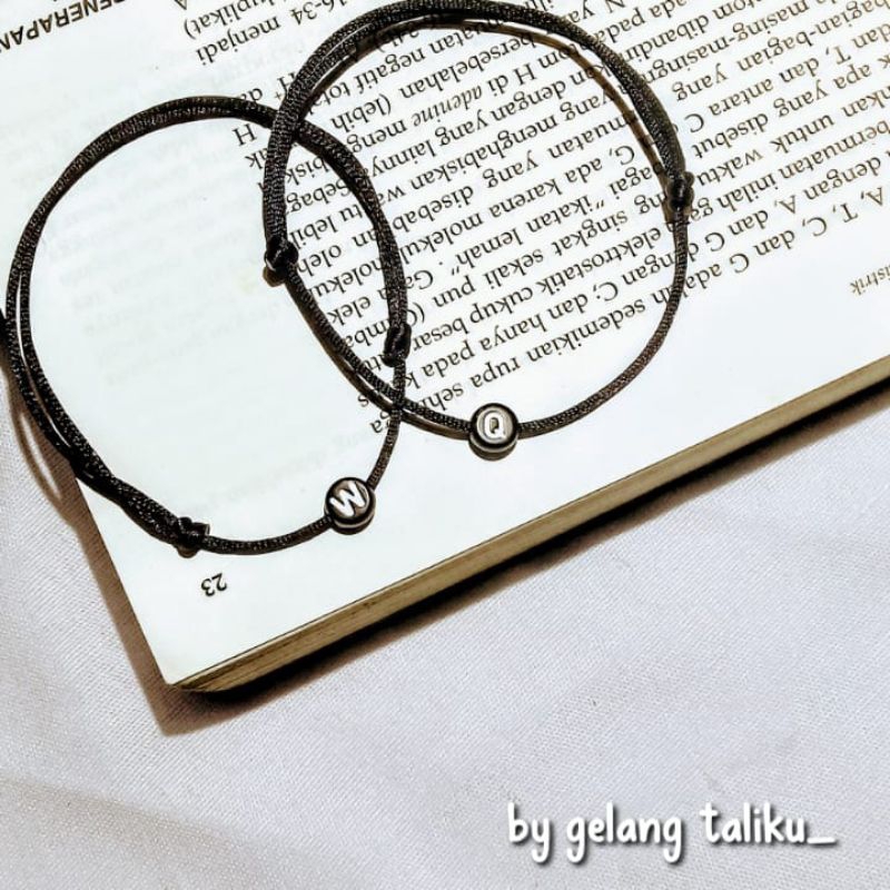 gelang inisial aesthetic