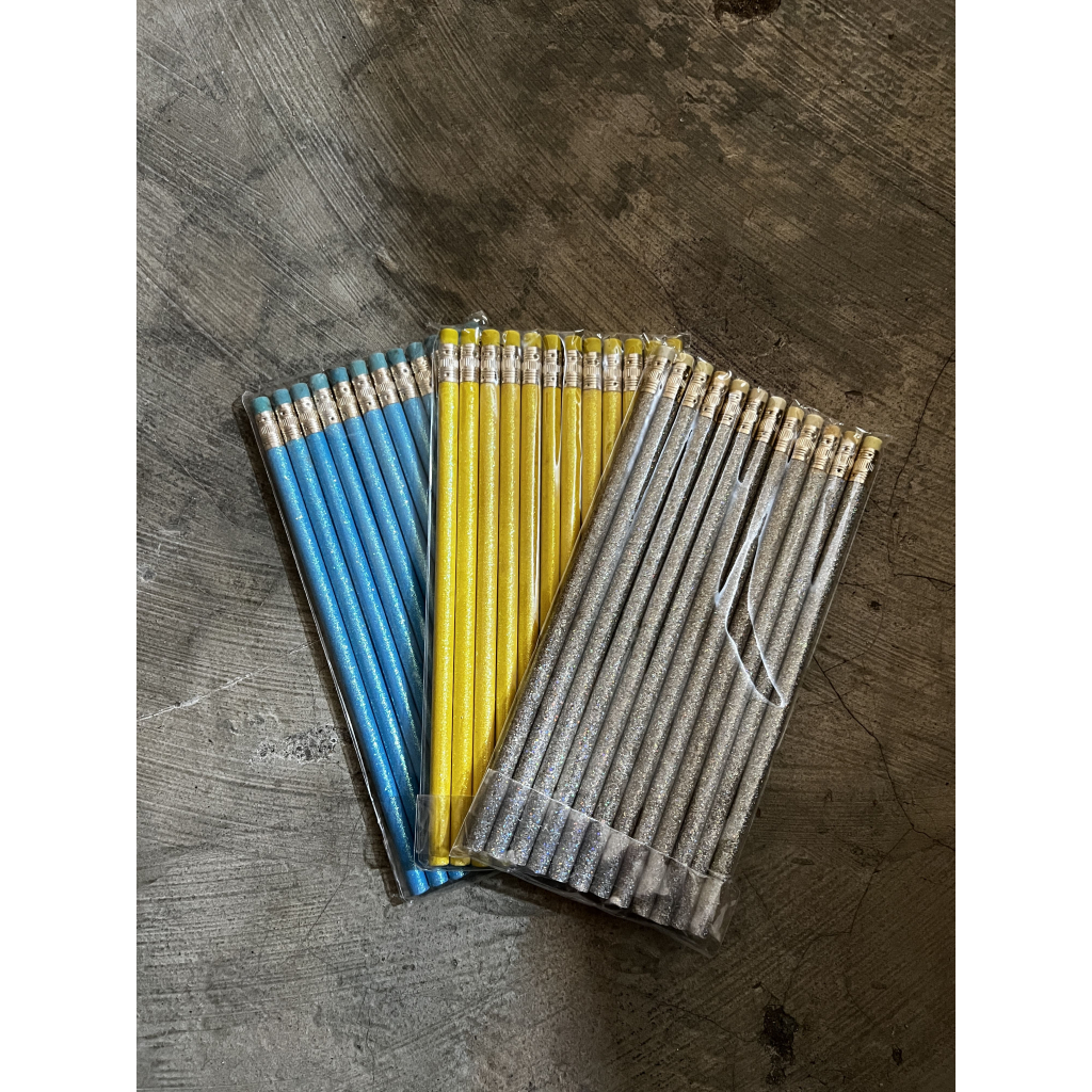 

Pensil Glitter Satuan Pencil Pensils Glitter Warna Warni Tulis Menulis Catat Mencatat Penghapus Perlengkapan Peralatan Anak Sekolah School SD SMP SMA TK Cute Stationary Stuff ATK Lucu Imut Menggemaskan Estetika Stationaries Blimbing Indah Sablon Malang