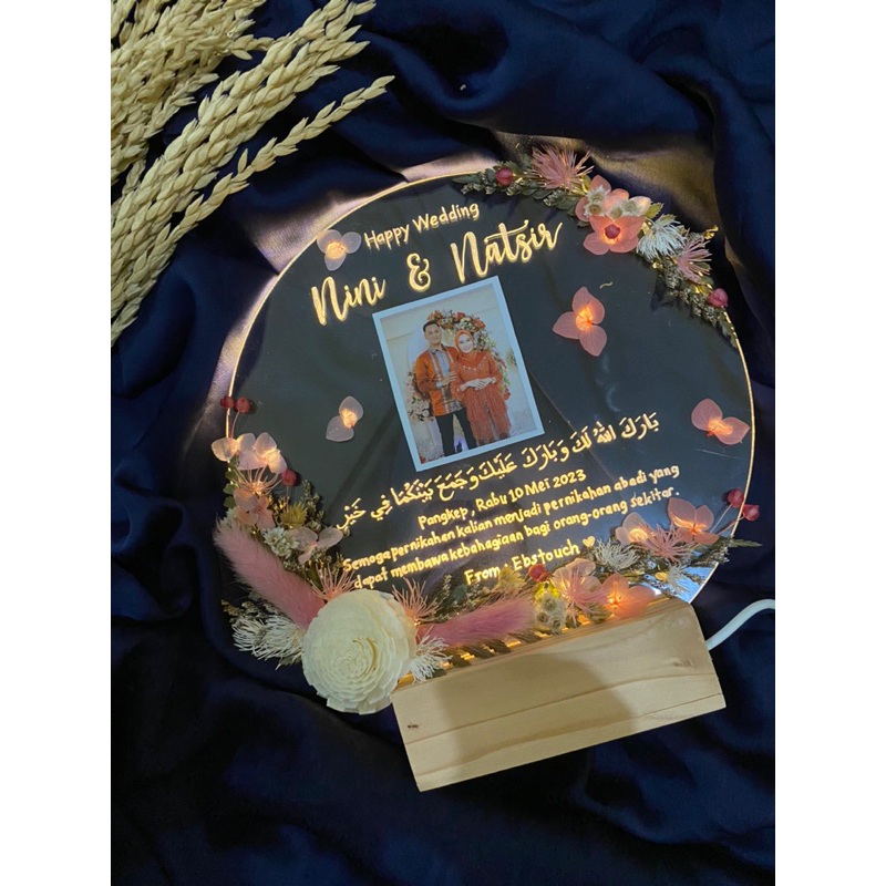 Kado Wisuda Pernikahan Acrylic Custom Figura Rustic Unik