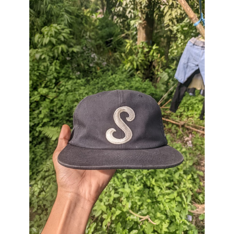 topi stussy logo s