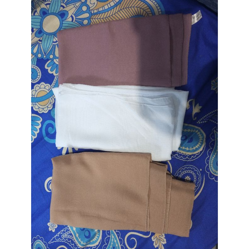[PRELOVED] PAKET BUNDLING 3 HIJAB SEGI EMPAT BELLA SQUARE WARNA MAUVE,COKSU,DAN PUTIH