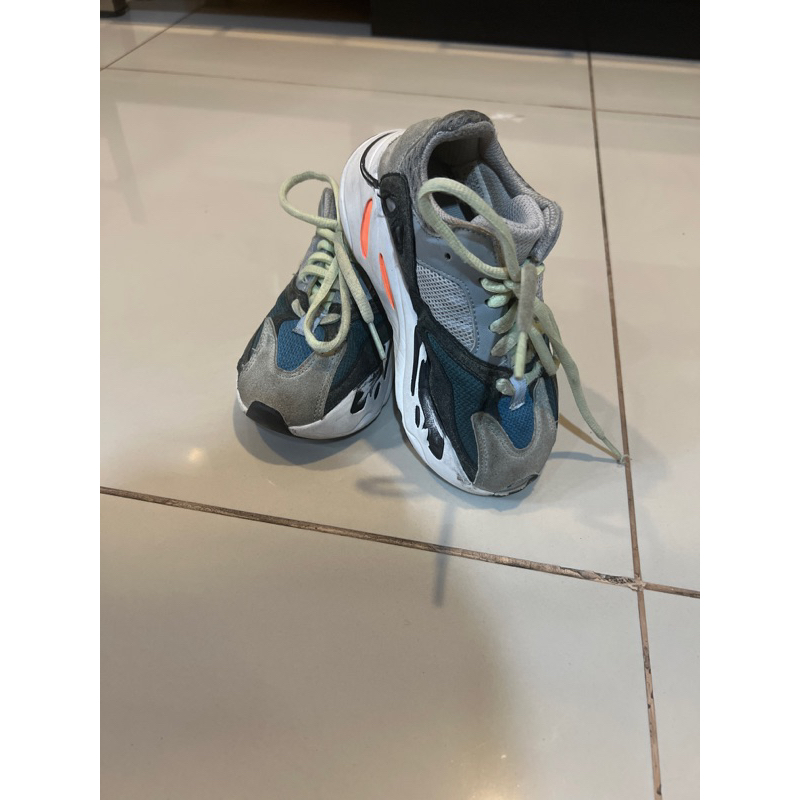 preloved sepatu yeezy 700