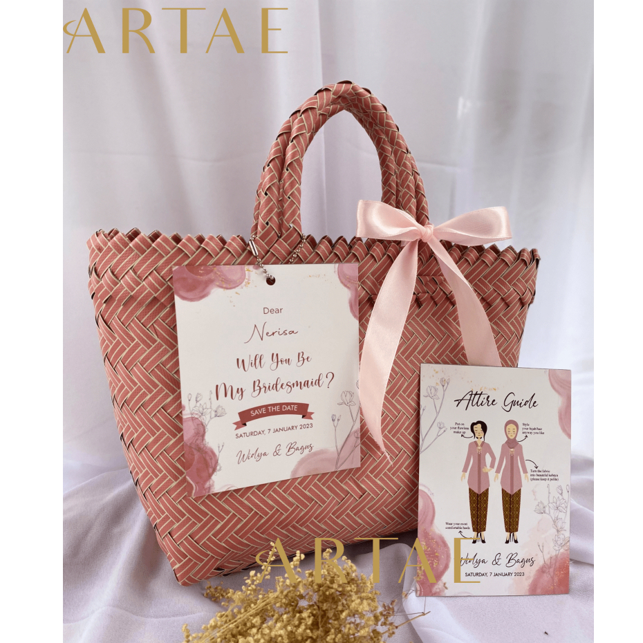 

Paket Tas Anyaman Bridesmaid & Groomsman, Ulang Tahun, Natal, Idul Fitri & Tasyakuran (Free Bridesmaid gantung dan Attire Guide)