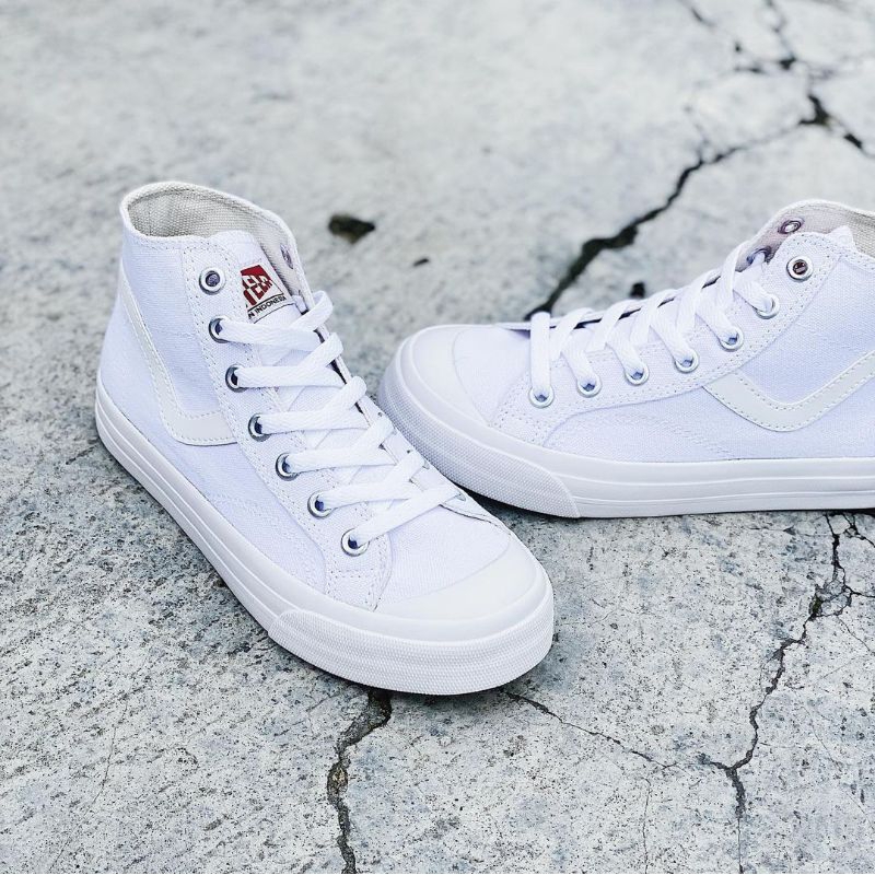 Sepatu Ventela Public White High