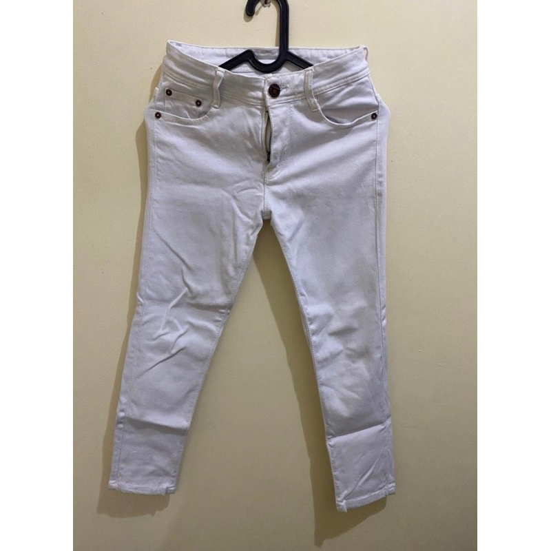 Jeans putih wanita