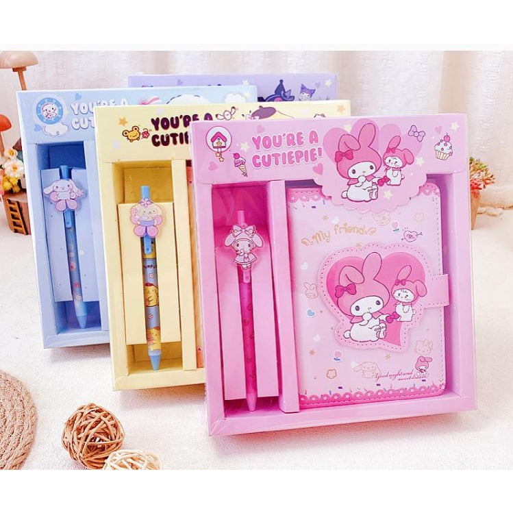 

HS - ALBUM DIARY SANRIO + PULPEN MIKA | DIARY JURNALING | BUKU JURNAL | BUKU DIARY | NOTEBOOK | SCRAPBOOK | KUROMI | CINNAMO | HELLO KITTY | MELODY | BUKU CATATAN