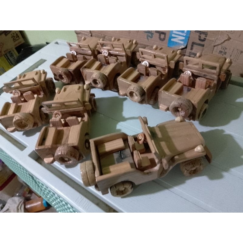 pajangan miniatur mobil jeep