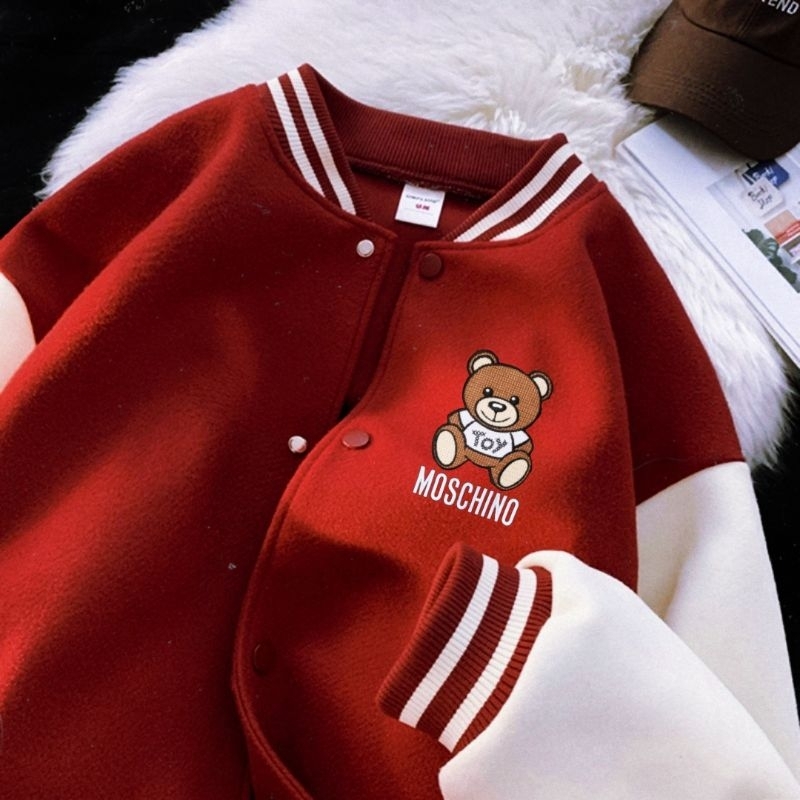 Jaket Varsity Baseball Big Size ( S - 6XL ) BEAR Kartun M0SCHINO TOY Jaket Bomber Kancing FLeece Unisex 6XL 5XL 4XL 3XL 2XL XL L M XXXL XXXXL Jacket Boy Girl Jumbo Mix Kombinasi 2 Warna Two Tone Street Style Urban Hip HOP Navy Hitam Putih Maroon