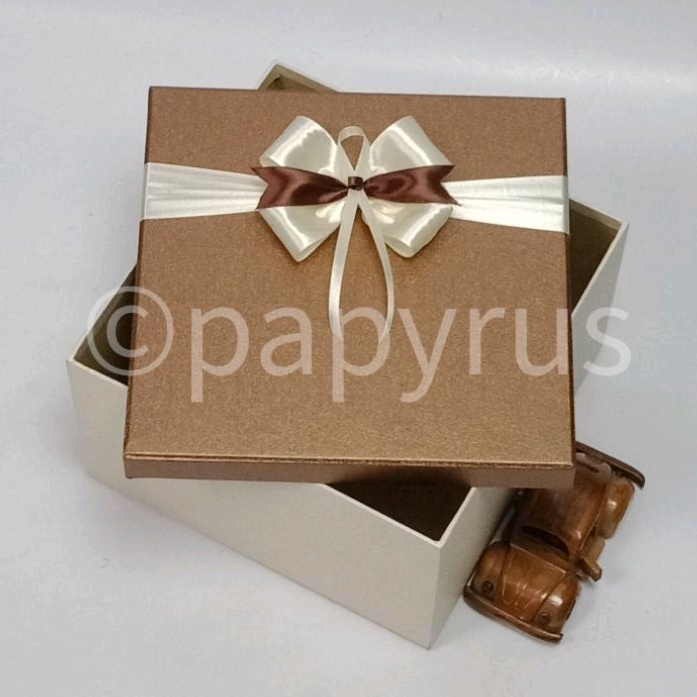 

PAPYRUS Kombinasi 25x25 Tinggi 15cm Kotak Kado Gift Box