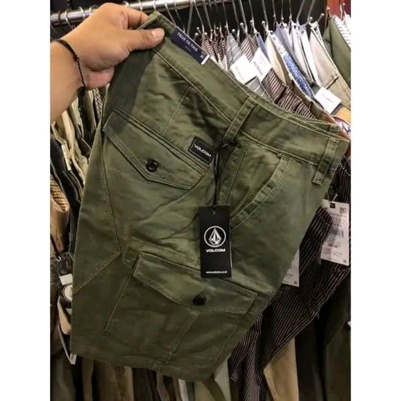 Celana pendek cargo pria di atas lutut whosing tebal  full asesoris branded