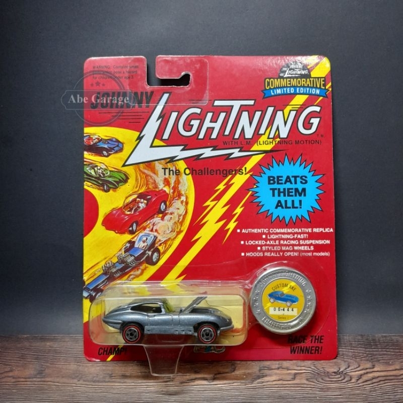 Johnny Lightning Corvette (open hood)