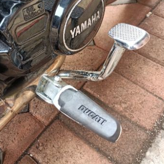 BESI FOOTSTEP BESI DEPAN YAMAHA FIZR SET KARET DUCATI/POOTSTEP DUCATI PNP YAMAHA FIZR/POWER POOTSTEP