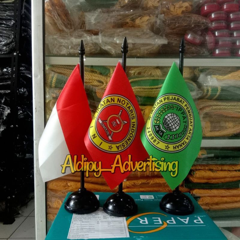 Bendera Notaris, Ippat, Indonesia + Tiang kayu meja Berkualitas