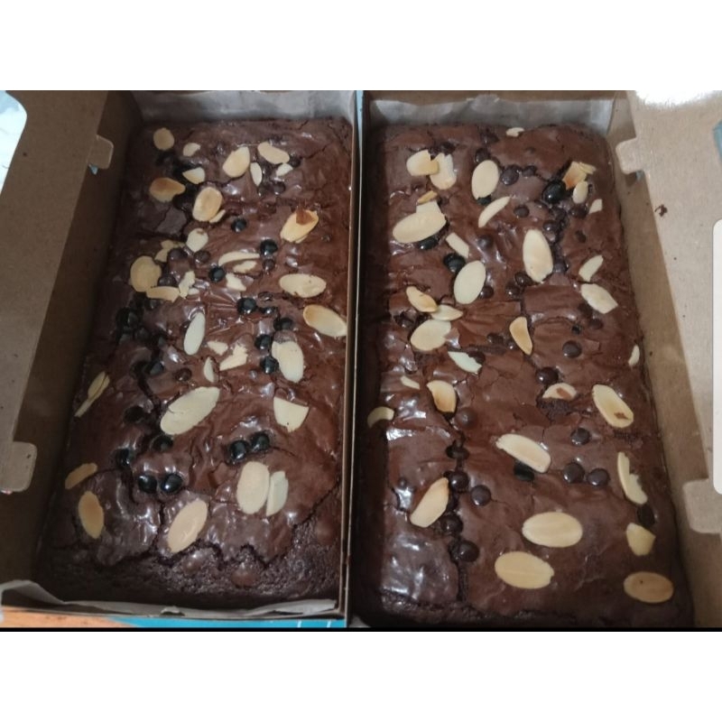 

Brownie coklat topping almond/keju