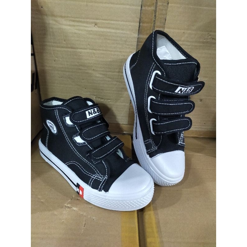 Sepatu anak sekolah warrior nb perekat tiga tinggi hitam putih
