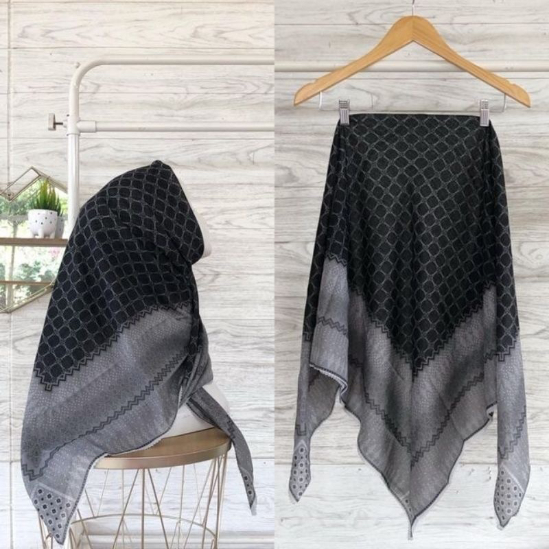 Promo Hijab Segi Empat Voal Motif Garis Kotak Warna Hitam Abu
