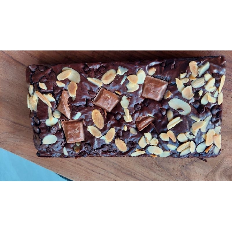 

Fudgy Brownies (toping chocochip, cadburry,almond)