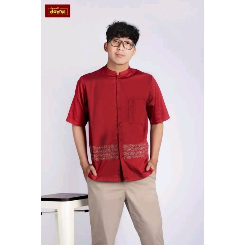 Koko Dannis Laki laki Dewasa Lengan Pendek Maroon