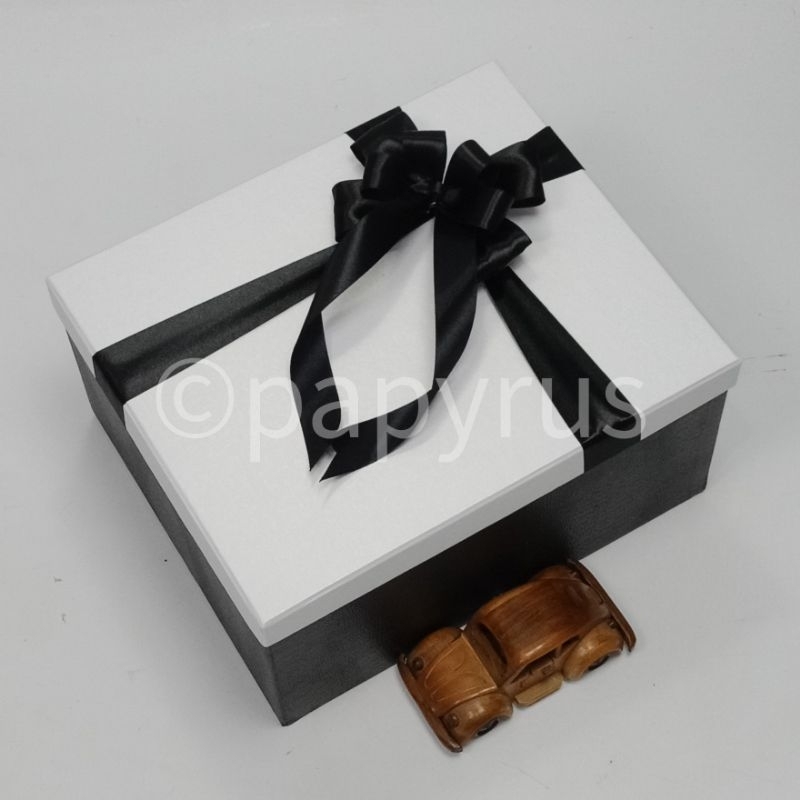 

PAPYRUS Kombinasi 25x30 Tinggi 15cm Kotak Kado Gift Box V1