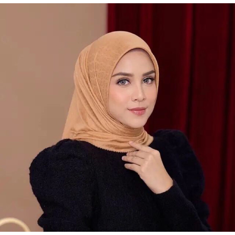 Everyday Tapis Embossed Buttonscarves