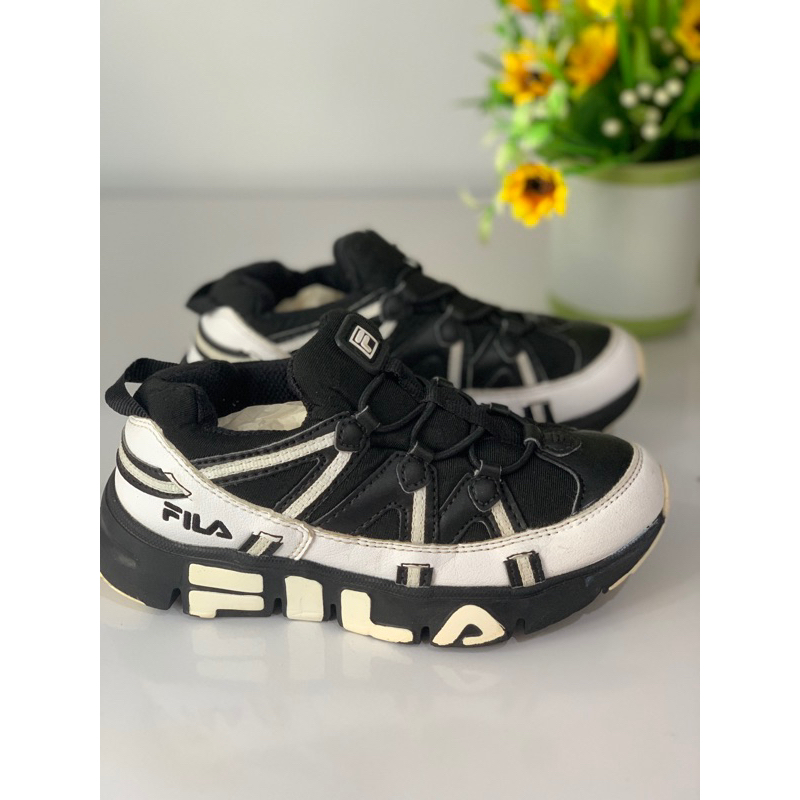 sepatu fila gumi hitam