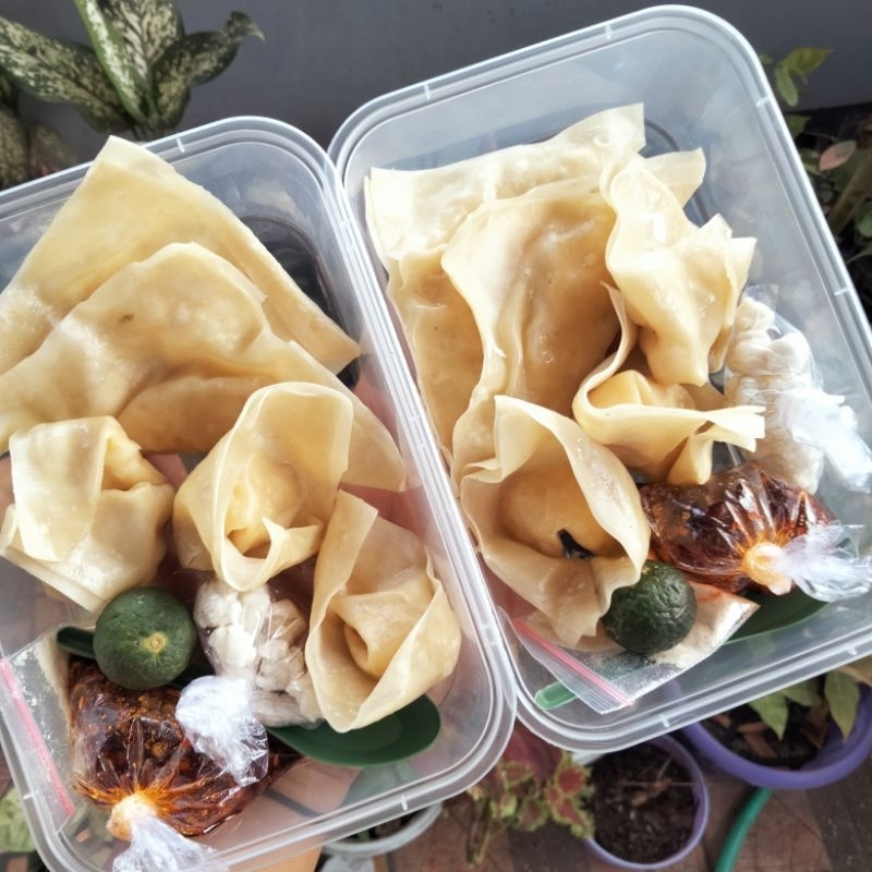 

pangsit isi ayam kuah mercon
