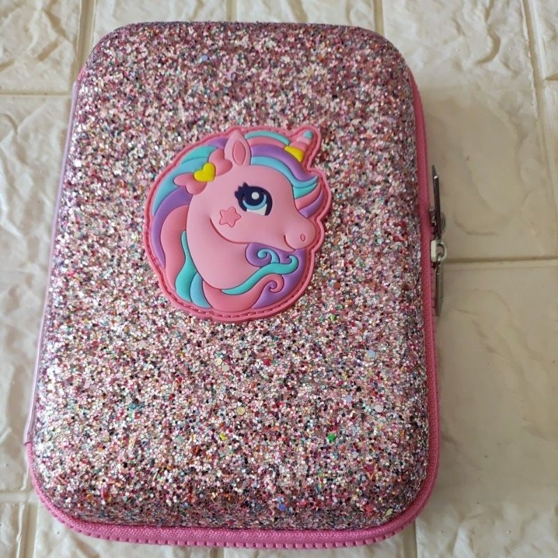 

Kotak Pensil Gliter Unicorn