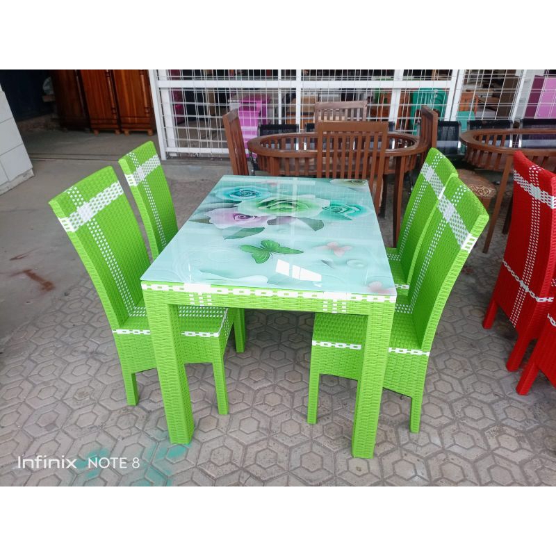 Meja makan rotan sintetis 4 kursi.