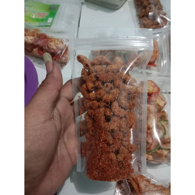 

Aneka Kripik Pedas Gila,Kripik usus, kerupuk, makaroni,pangsit