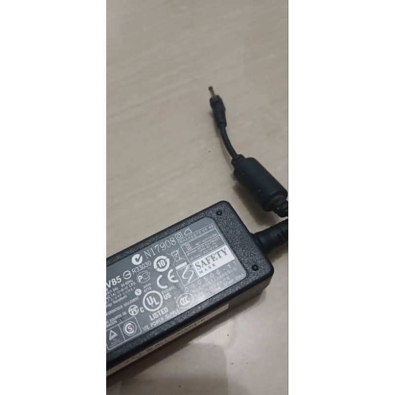 Adaptor asus eeepc colokan kecil ori copotan...ada warna hitam saja
