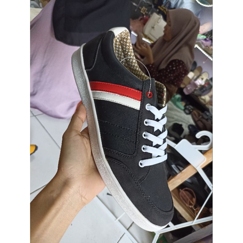 COLE 42 SEPATU SNEAKERS TALI PRIA