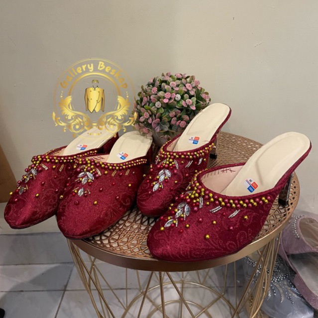 Wedding shoes / Sendal pengantin / Sendal wedding / selop pengantin maroon