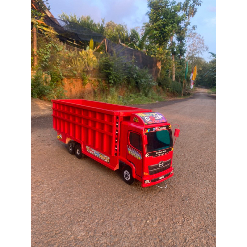 Mainan anak truk oleng fuso tronton ukuran besar terbuat kayu dan triplek