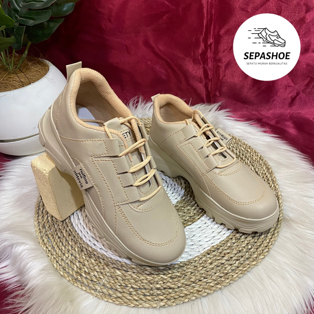Sepatu Sneaker Wanita Korea Warna Cream Hitam Putih Bahan Kulit Sintetis Tinggi Sol 4 cm