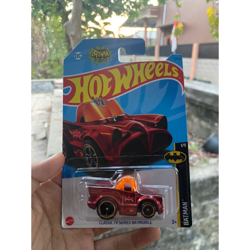 Hotwheels Classic TV Series Batmobile Super Treasure Hunt