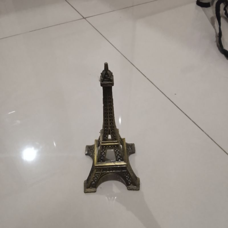 Miniatur menara Eiffel