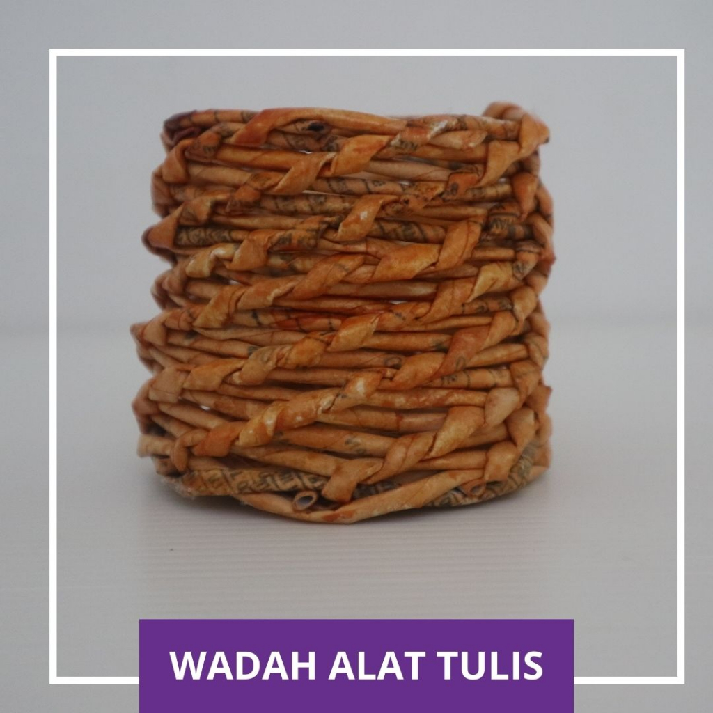 

Kerajinan tangan wadah alat tulis dari bahan kertas