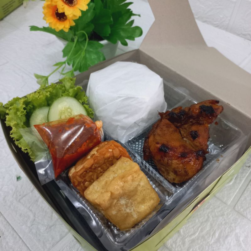 

Nasi Kotak Box Makanan Siap Saji Spesial Ayam bakar/Nasi ayam bakar