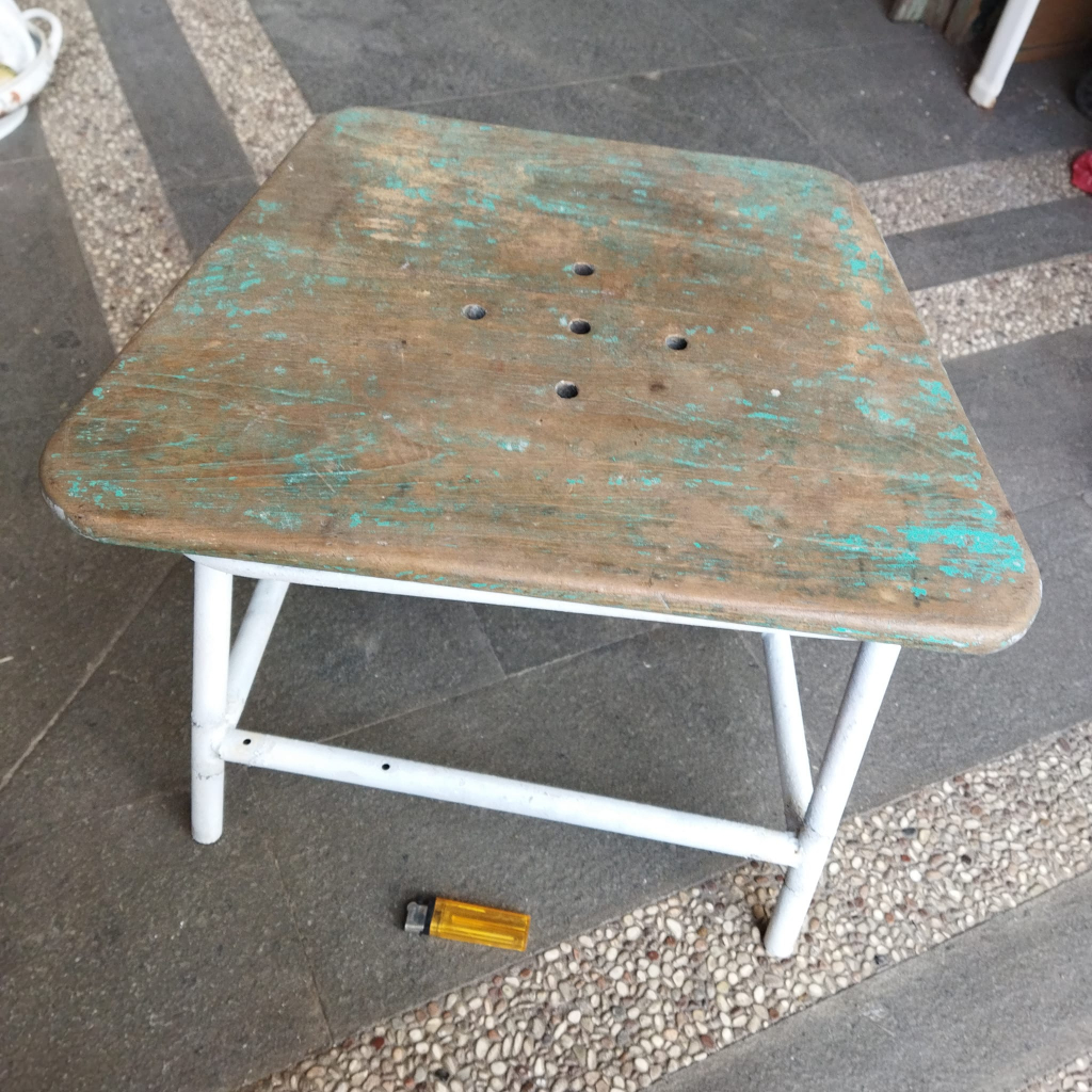 Pajangan Vintage Kursi Pipa Besi Jati Tua