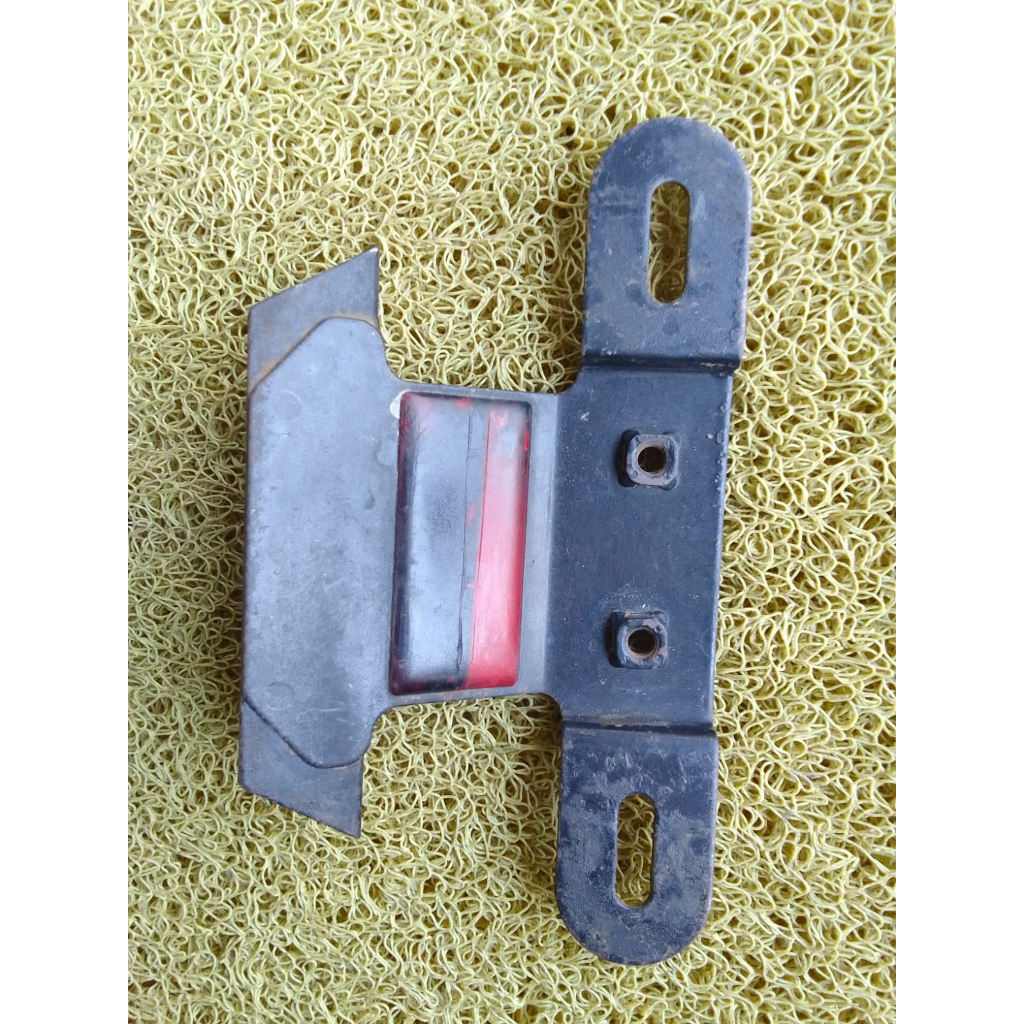 breket bracket dudukan pangkon plat nomor belakang motor Yamaha Vega R lama bisa dipasang di FizR