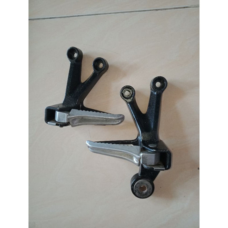 Postep footstep dudukan pijakan kaki belakang Suzuki Satria Fu 150 ori